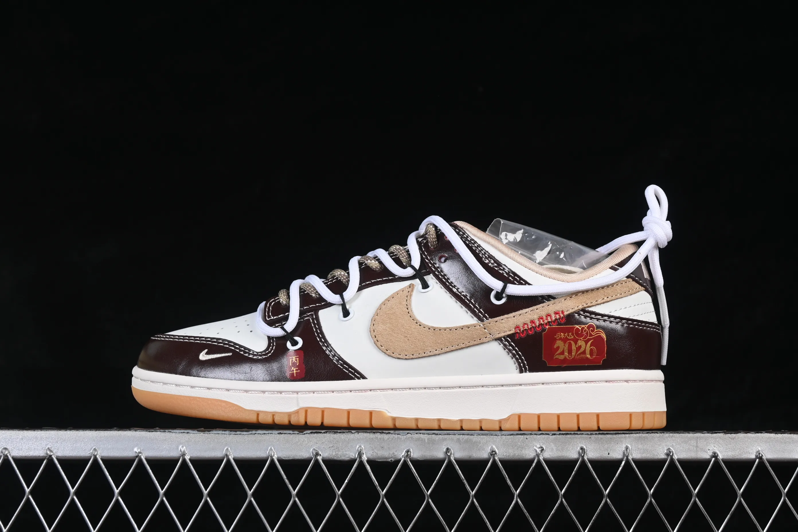 All Categories Nk SB Dunk Series Nk SB Dunk Low High-end Customized Low-top Shoes Nike SB Dunk Low Year of the Horse Limited Edition Beige and Black Ties Anniversary High-end Customized Low-top Casual Shoes YX5066-C90